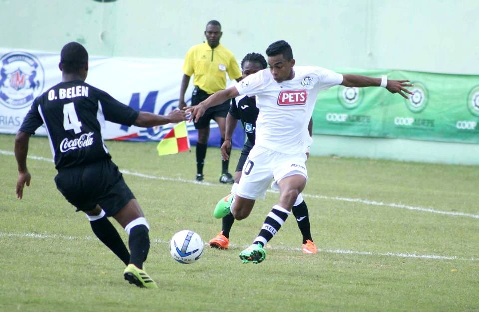 Acción del juego Moca FC vs Bauger en inicio de Torneo Nacional de Futbol Profesional 2015